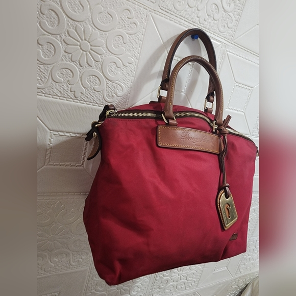 Athletic red Dooney & Bourke beg - Picture 14 of 15